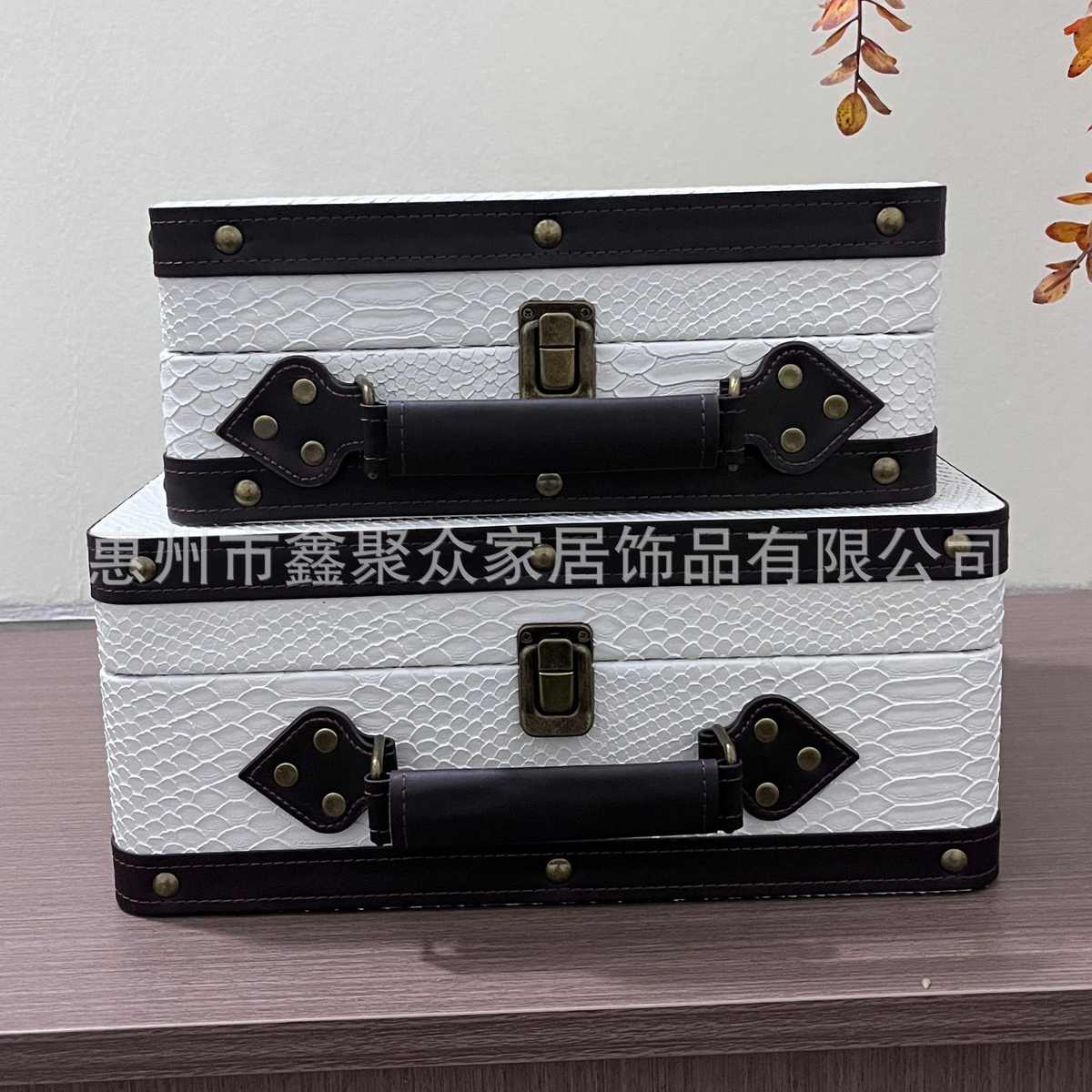 现代轻奢样板间衣帽间软装摆件皮革储物盒木质行李箱道具陈列饰品