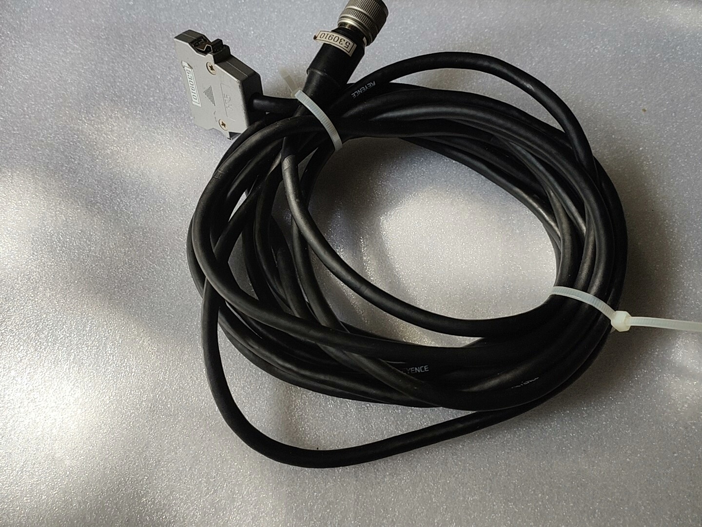 基恩士连接线一条，20芯  线长3米，实物拍照，成色如图，