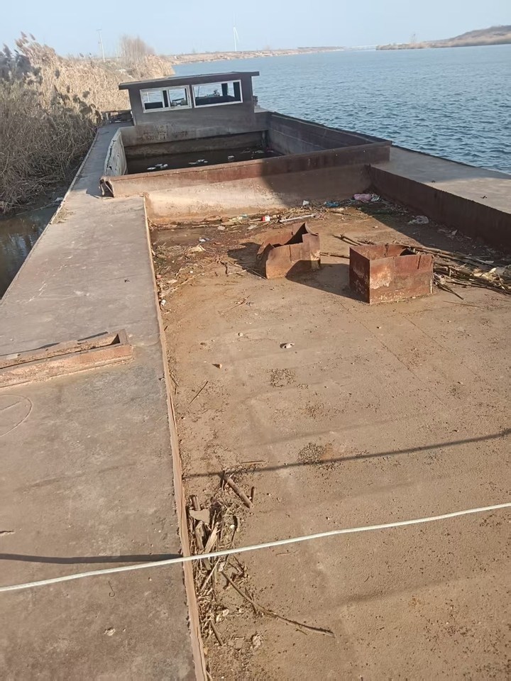 1月3日济宁委托处置带挖掘机作业平台的河道清淤船一艘网络拍卖公告