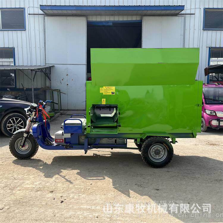 康牧电动撒料车牛羊饲草料撒料机自走式TMR搅拌投料一体机