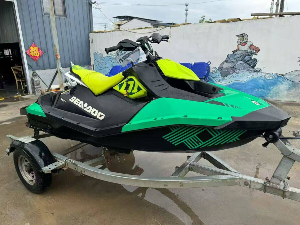 21年庞巴迪火花一手摩托艇淡水使用50多小时带倒挡翘头模式正常使用带拖车