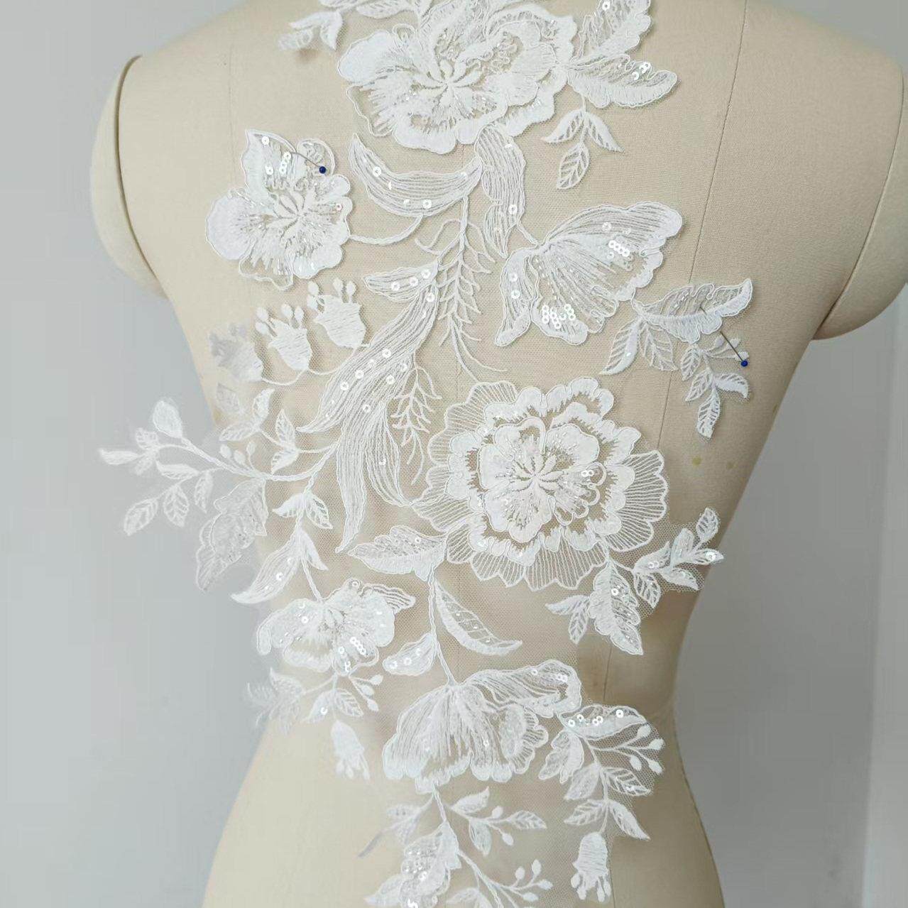 本季新品高档棉线牛奶丝珠绣亮片对花婚纱礼服服装布贴装饰贴花白