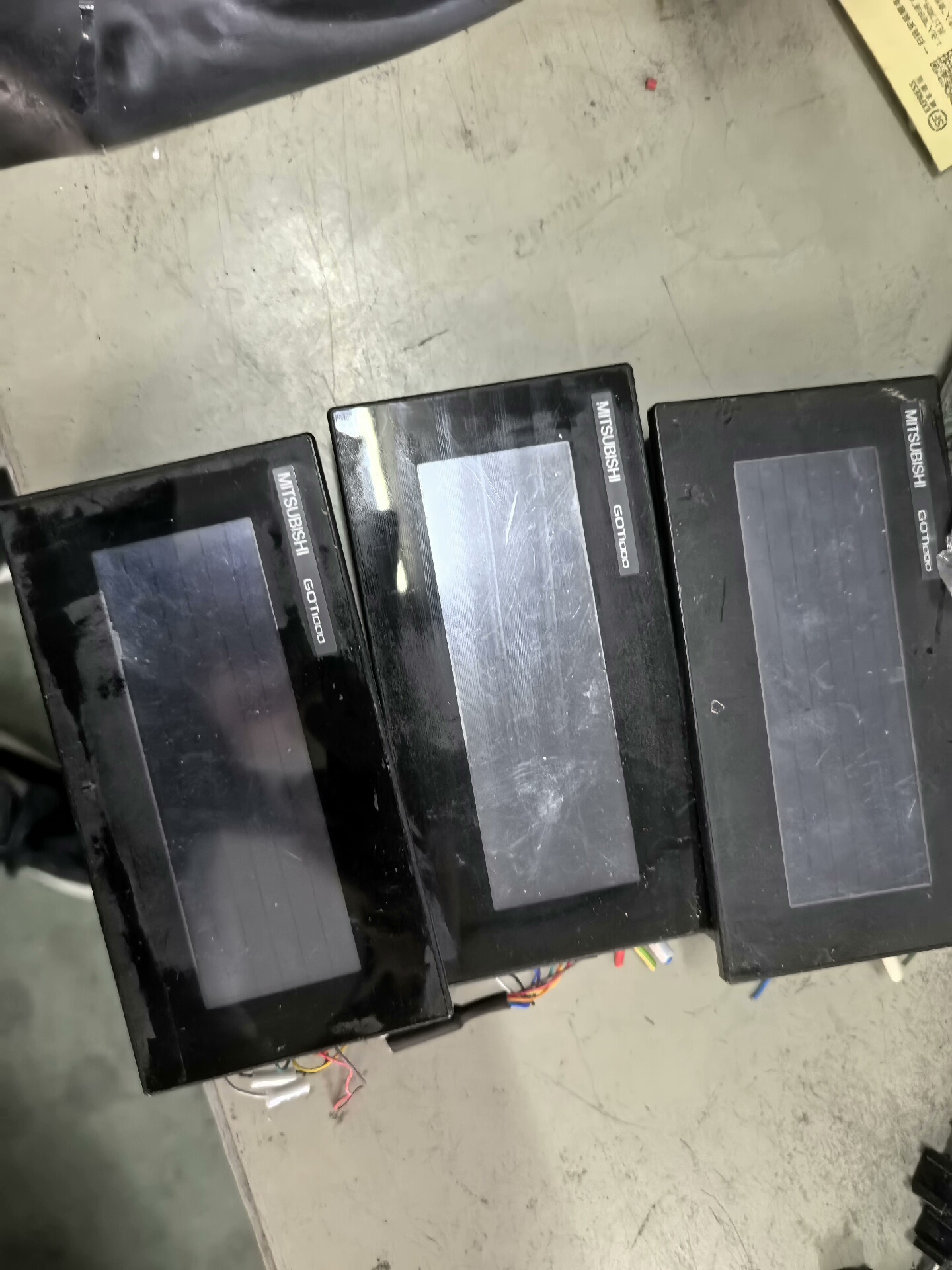 闲置设备拆机二台三菱工业人机、规格型号GT1030-HBD，