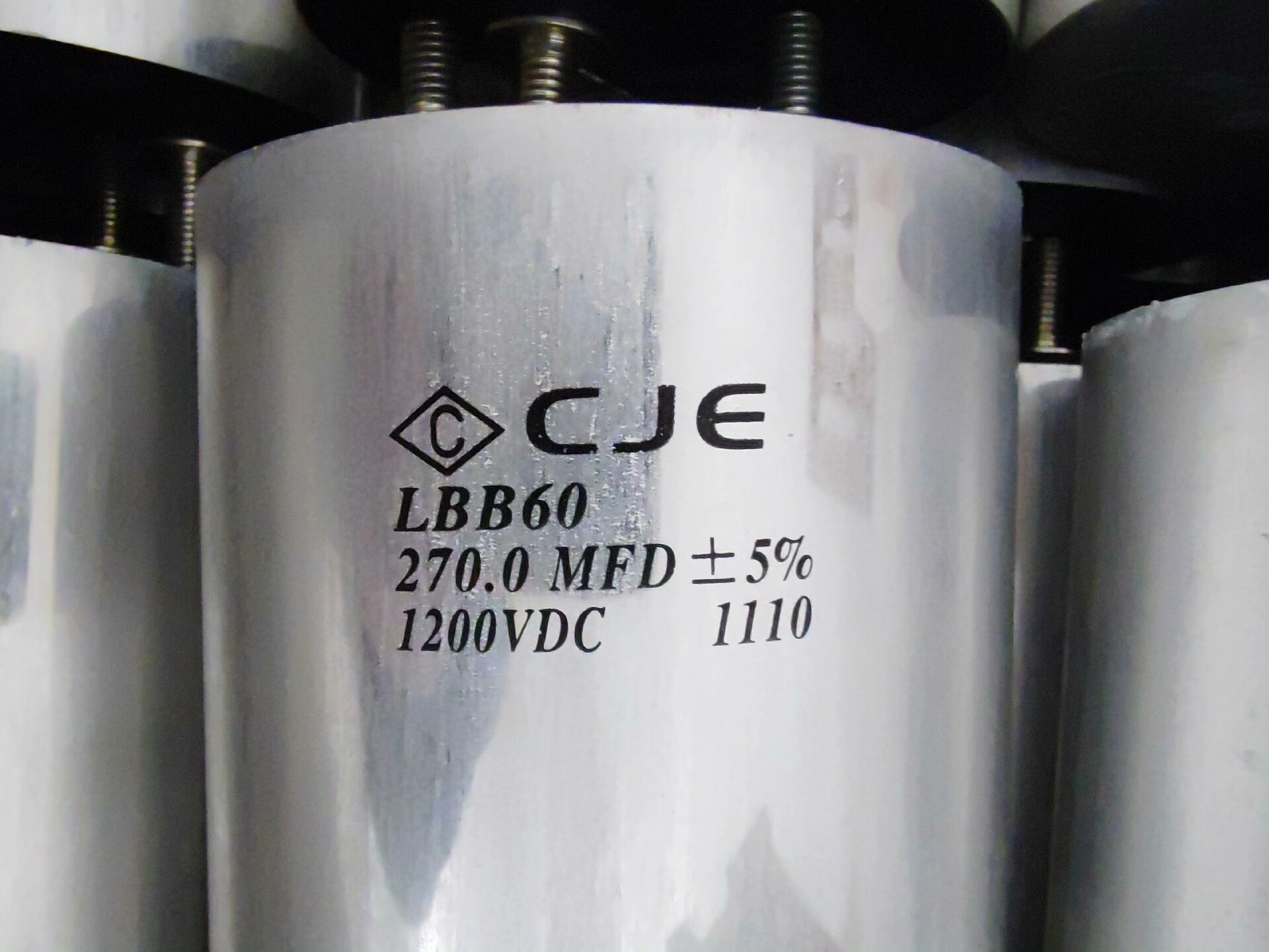 电容：1200VDC; 270.0 MFD,有500个左右，