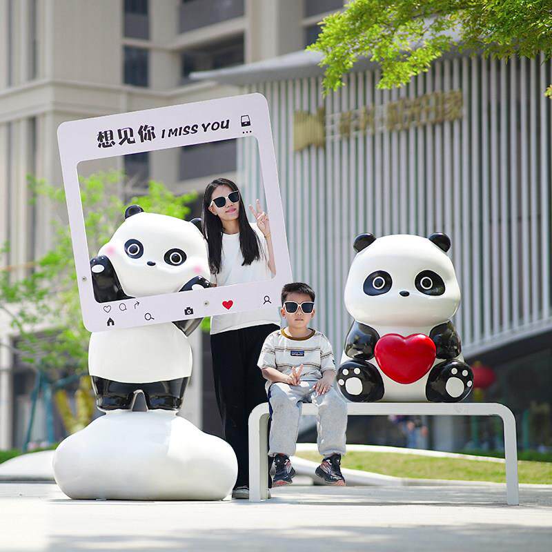 玻璃钢卡通熊猫雕塑园林小区景区网红打卡商场幼儿园装饰摆件小品