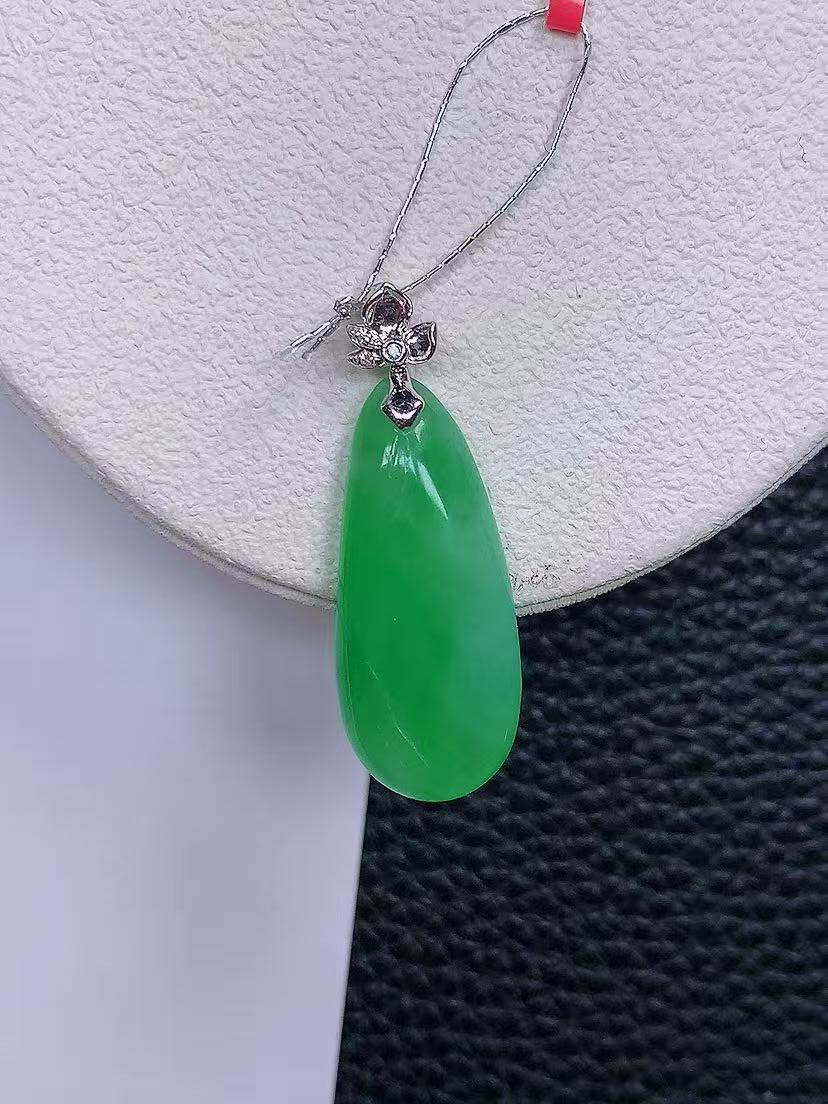 天然真品翡翠正品 水润细腻气质18k金镶嵌冰阳绿满阳色福瓜吊坠