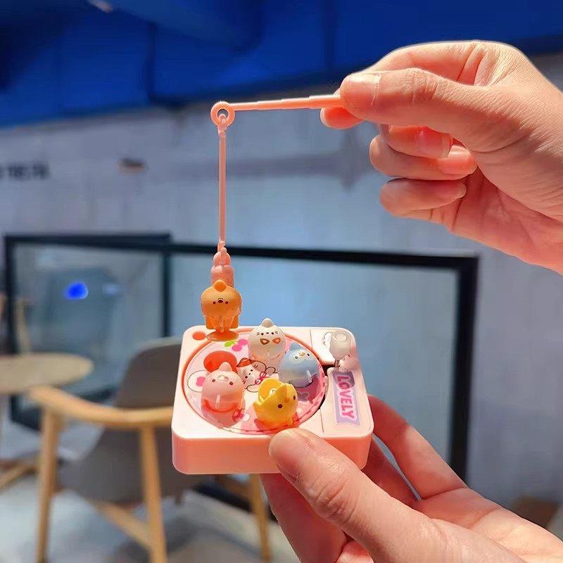 磁吸旋转钓鱼游戏机小众创意钥匙扣包包挂饰儿童趣味益智迷你玩具