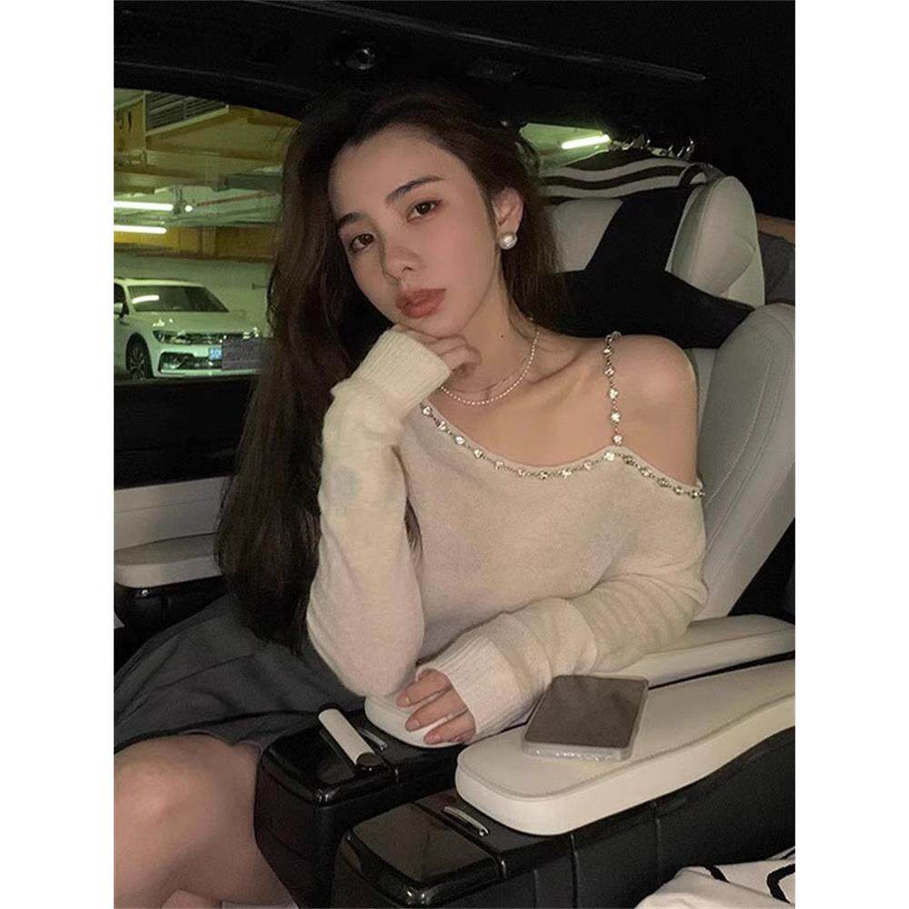 法式露肩长袖针织衫女春秋季2025新款设计感辣妹宽松显瘦斜肩上衣