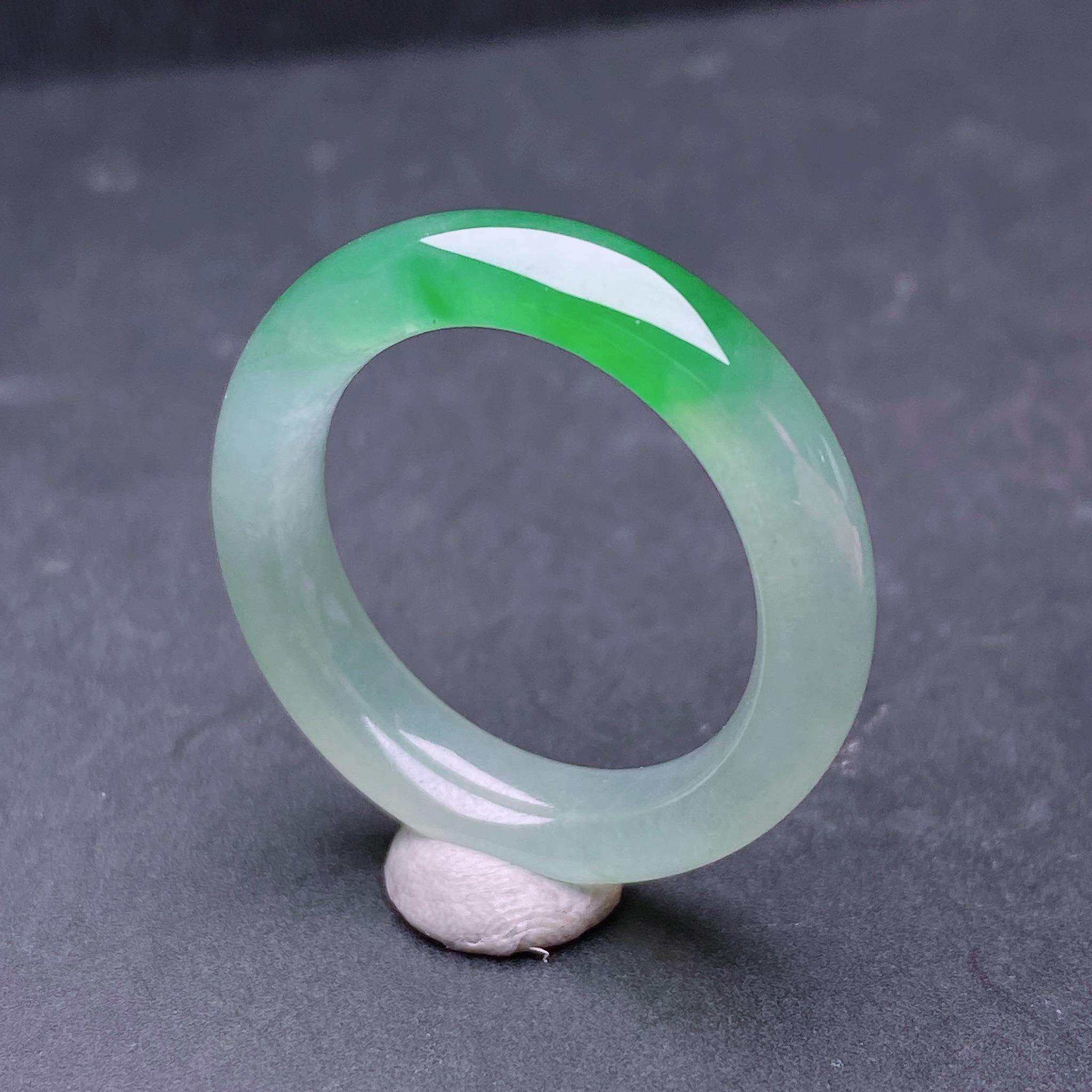 缅甸天然翡翠a货冰绿指环xqa尺寸：18.7-5.3-4mm 圈口18