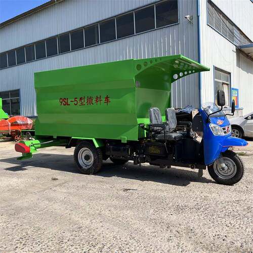 自走式电动投喂车 养殖场双侧喂料车 五立方饲料撒料车