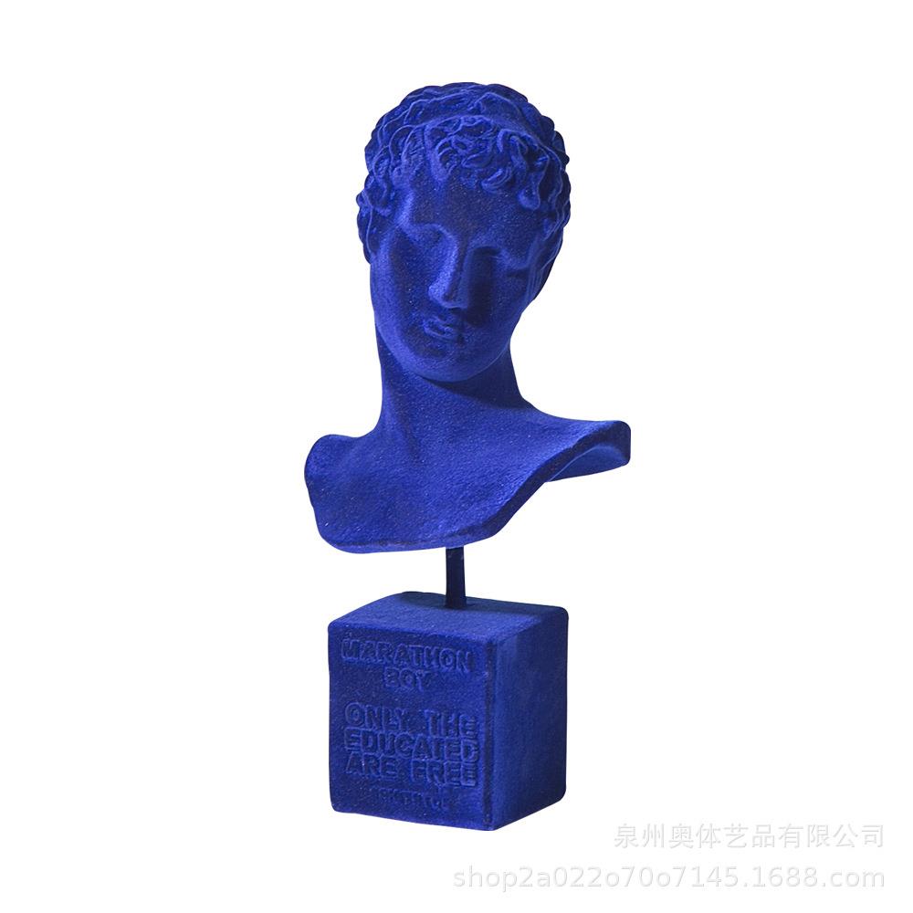 欧式简约时尚艺术家装摆件树脂玄关仿石膏植绒马拉松少年雕像