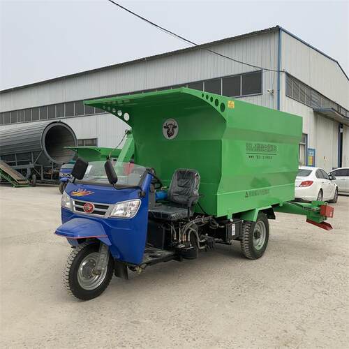 养牛行走式投喂车 双出料饲料撒料车 柴油三轮5方草料喂料车