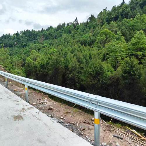 波形道路护栏公路防撞隔离栏山东直发梁钢热镀锌双波护栏乡村道路