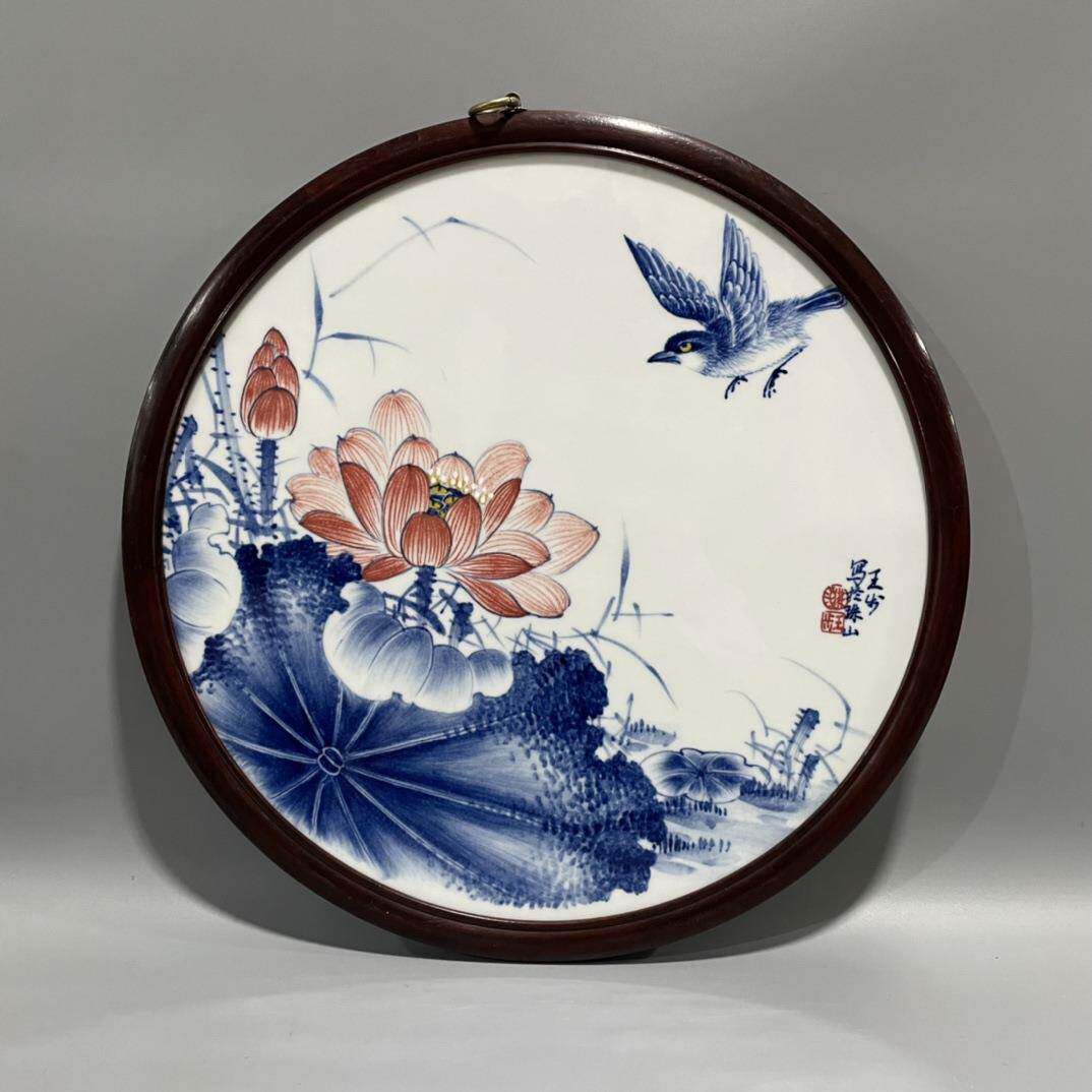 大量供应鸡翅木镶瓷板画青花釉里红荷花大挂屏直径43厘米