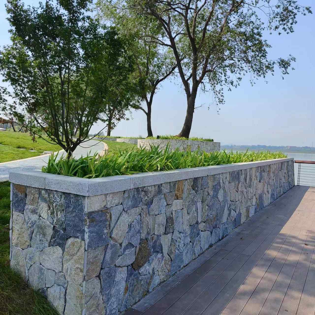 民宿景区外墙面天然文化石碎拼石材厂家虎皮黄白砂岩宝石蓝黄木纹