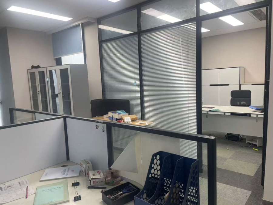 1月8日武汉医疗公司A塔楼20、21层内办公家具网络拍卖公告