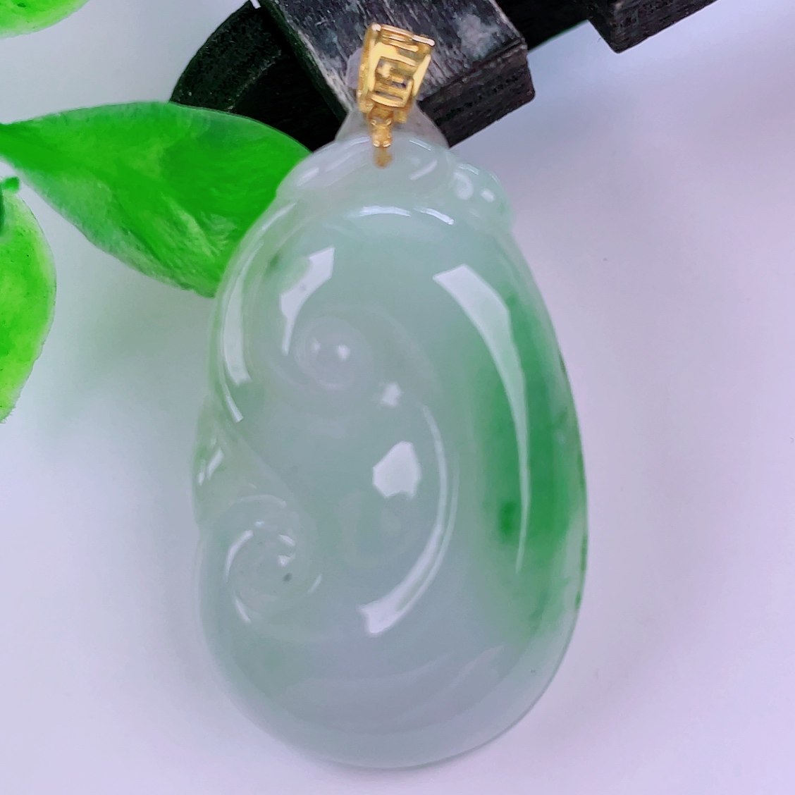 缅甸天然正品翡翠18k金扣头冰种飘绿花高端闪拍如意玉石吊坠5.39g