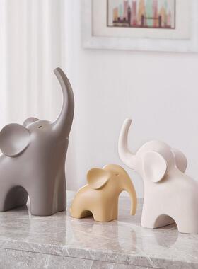 简约现代轻奢客厅酒柜电视柜家居饰品奶油风大象招财摆件一家三口