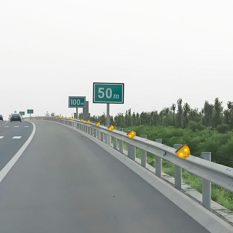 太阳能高速公路同频雾灯太阳能LED防雾灯夜间高速同步诱导警示灯