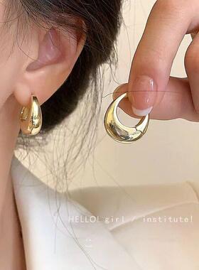 Girl with metal earrings冷淡风椭圆素圈耳环女轻奢耳饰品耳圈