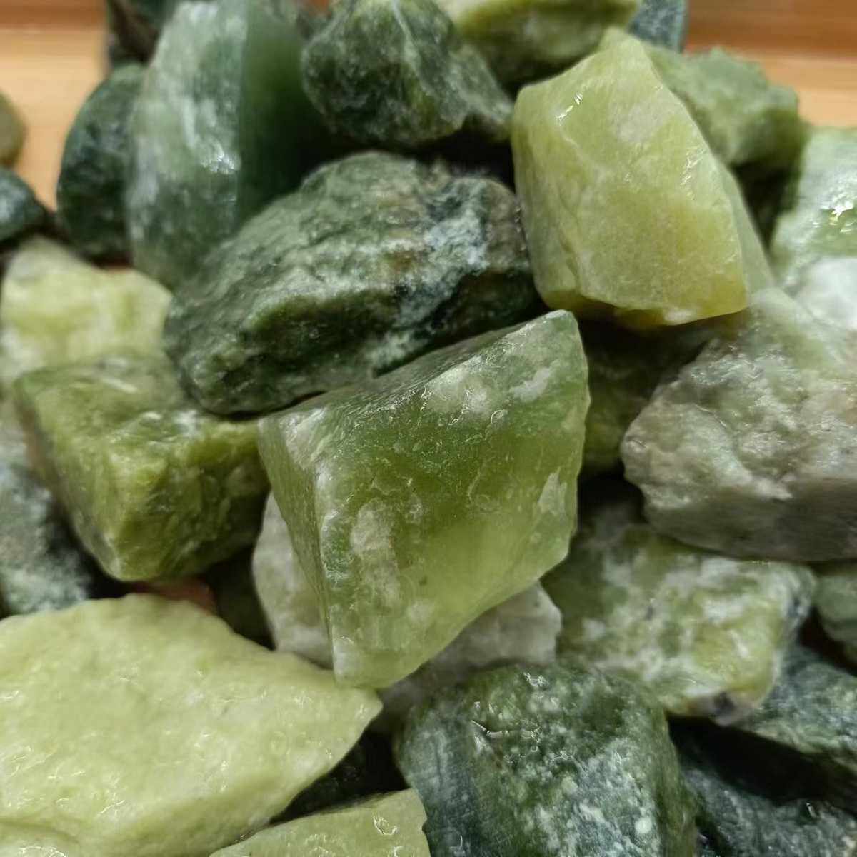 丹东绿玉石水磨石绿色石子汗蒸房专用丹东绿碎石颗粒水族造景石子