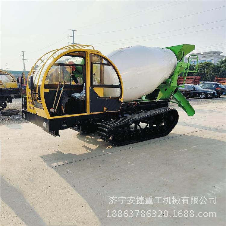 乌鲁木齐履带混凝土搅拌车 沙漠移动搅拌机 小型履带混凝土搅拌罐