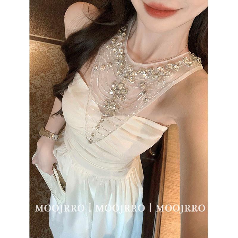 法式白色挂脖无袖连衣裙女夏季高级感纯欲辣妹收腰显瘦露肩中长裙