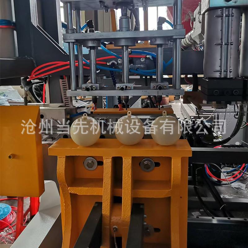 诱蝇球吹塑工序当先机械三模头果蝇球全自动吹塑机