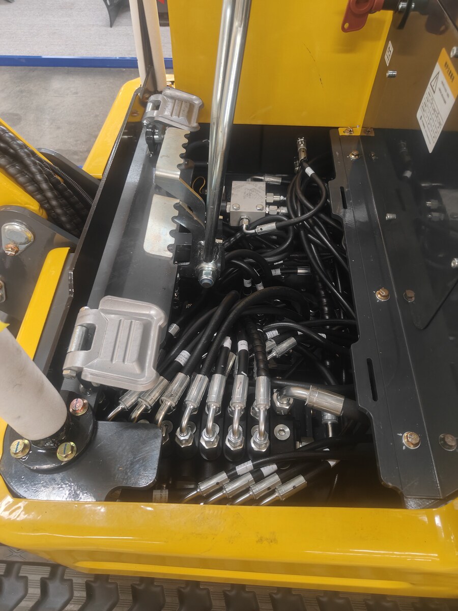 5月3日济宁全新R327小型挖掘机一个网络拍卖公告