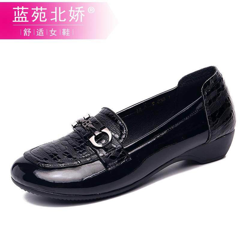 高档漆皮单鞋妈真皮软底豆鞋女浅口中年妈鞋尺2025新款豆皮鞋秋大
