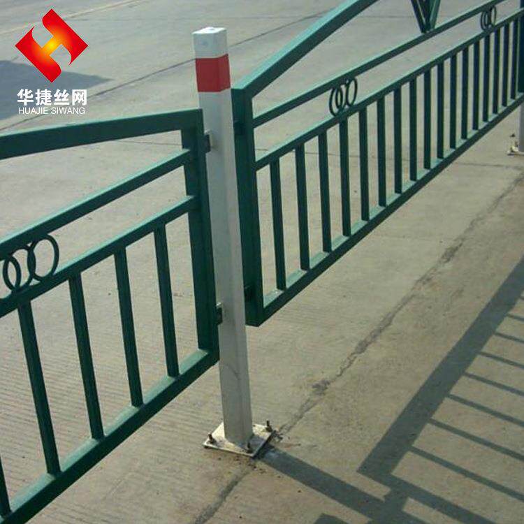 新款直销铁艺花式异型道路护栏 人行道隔离栏杆 市政道路栅栏围栏