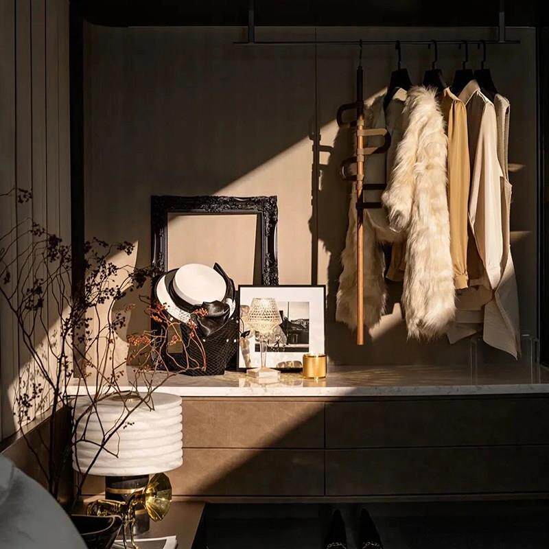 样板间衣帽间服饰摆件轻奢女生衬衫饰品道具现代简约风摆件套装