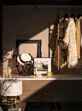 样板间衣帽间服饰摆件轻奢女生衬衫饰品道具现代简约风摆件套装