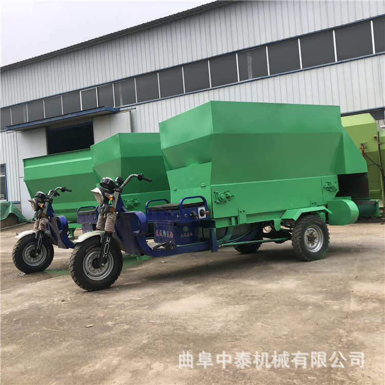 养殖牛羊撒料车全日粮饲料投料车电动草料撒草车喂牛自动上料机