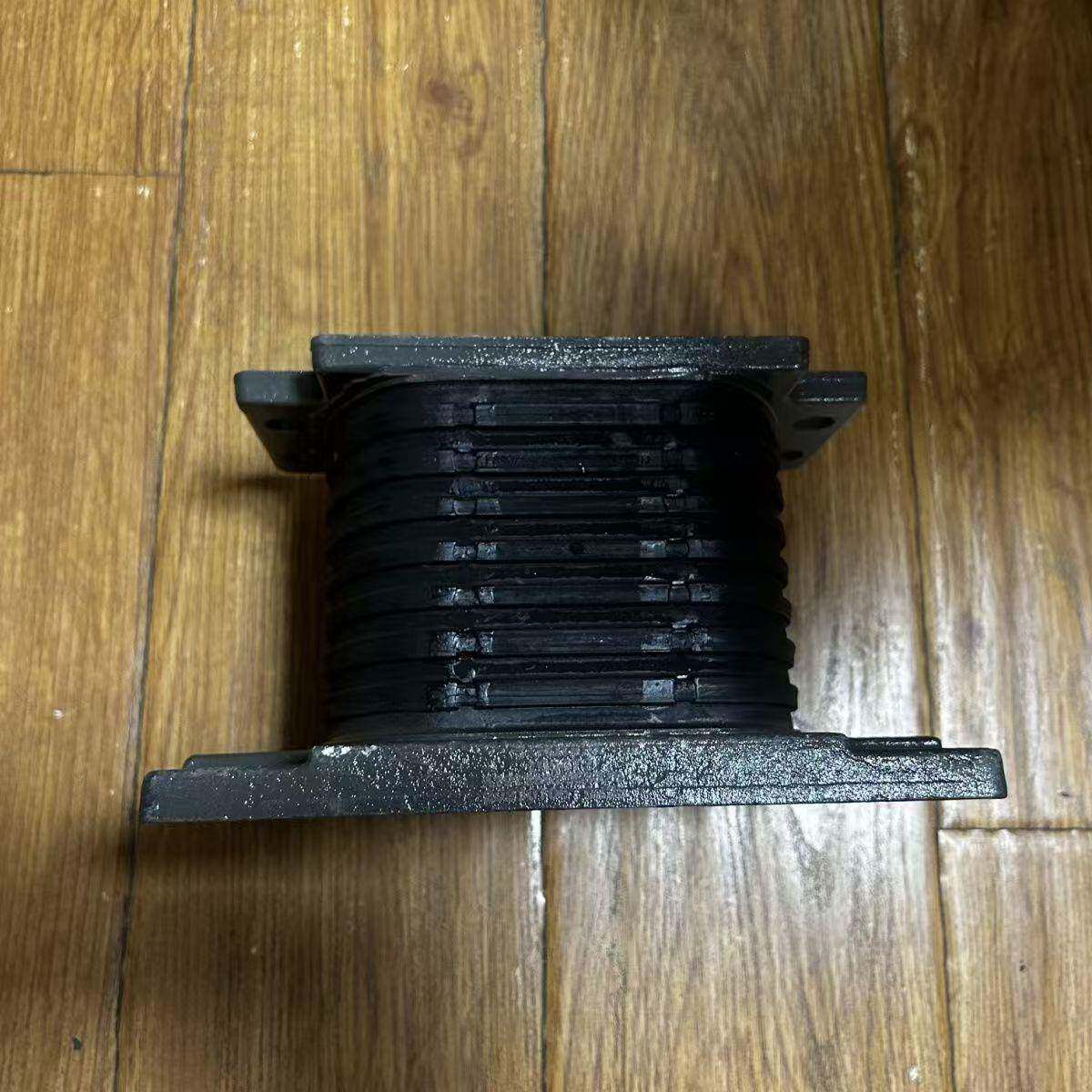 适用重汽豪沃汕德卡钢板支座橡胶支座胶墩520683豪沃胶墩