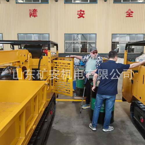 BCL8DY防爆柴油机履带式搬运车左右牵引 矿用自卸车带随车吊装置