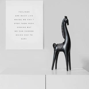 现客代侣马摆件厅酒柜书房桌情面家居软装饰品树脂艺FSV工品