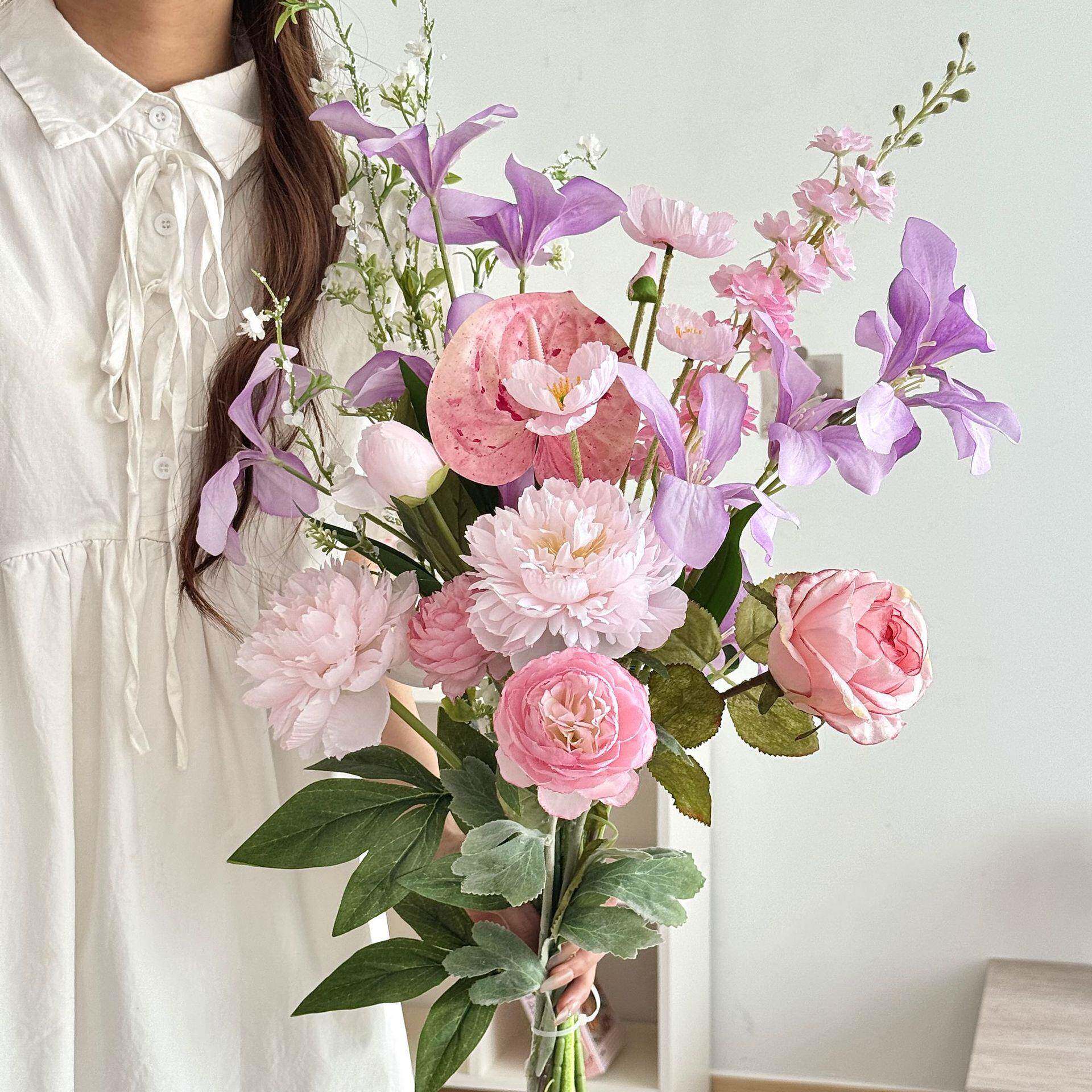 花艺师搭配高级感仿真花橱窗背景莫奈超出片毕业季手捧花拍照道具