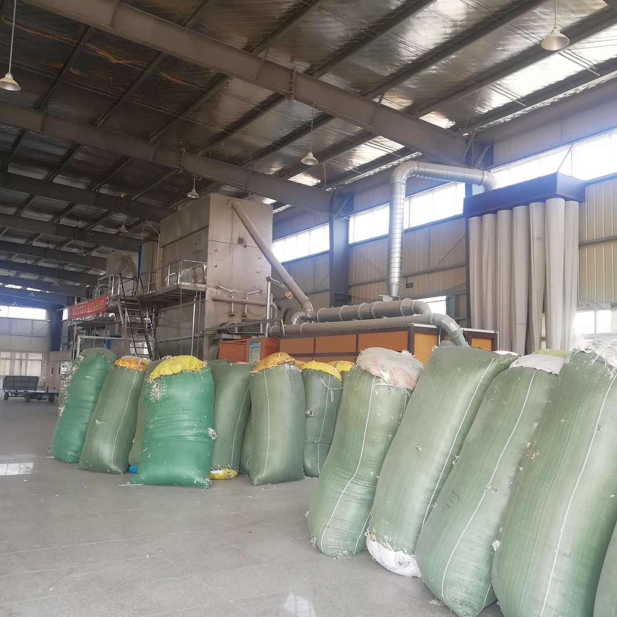 厂家供应大朵95纯白水洗白鸭绒绒日标90纯白鸭绒服装被子填充原料