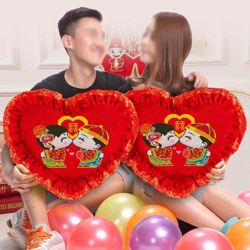 新的5D印刷节日卧室十字绣枕头婚礼心形床枕头沙发垫卡通夫妇对