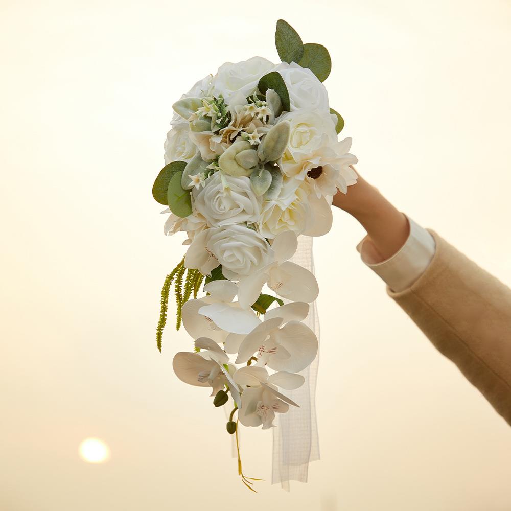 新娘结婚高级手捧花人造玫瑰蝴蝶兰花束外贸婚礼水滴白色花束货源