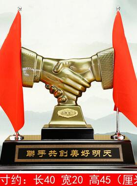 高档合共赢握手领导高档件摆老板会办公室桌面装饰工艺礼议品作摆