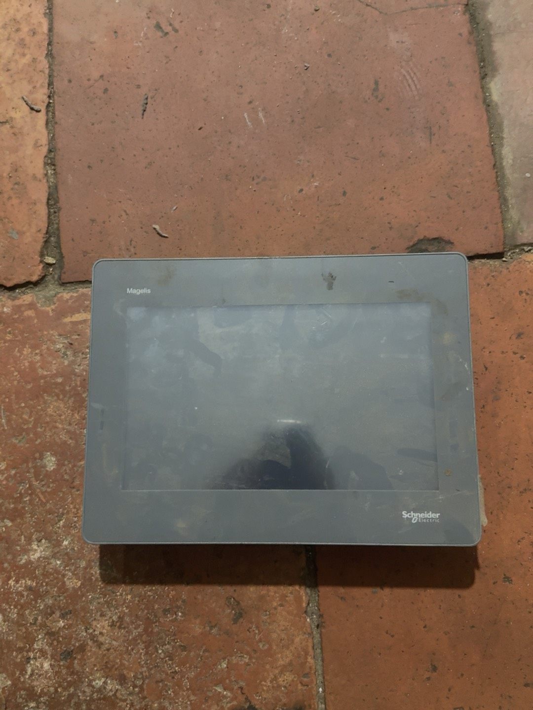 施耐德HMIGXU5500触摸屏，八成新，外观有磨损但不影响