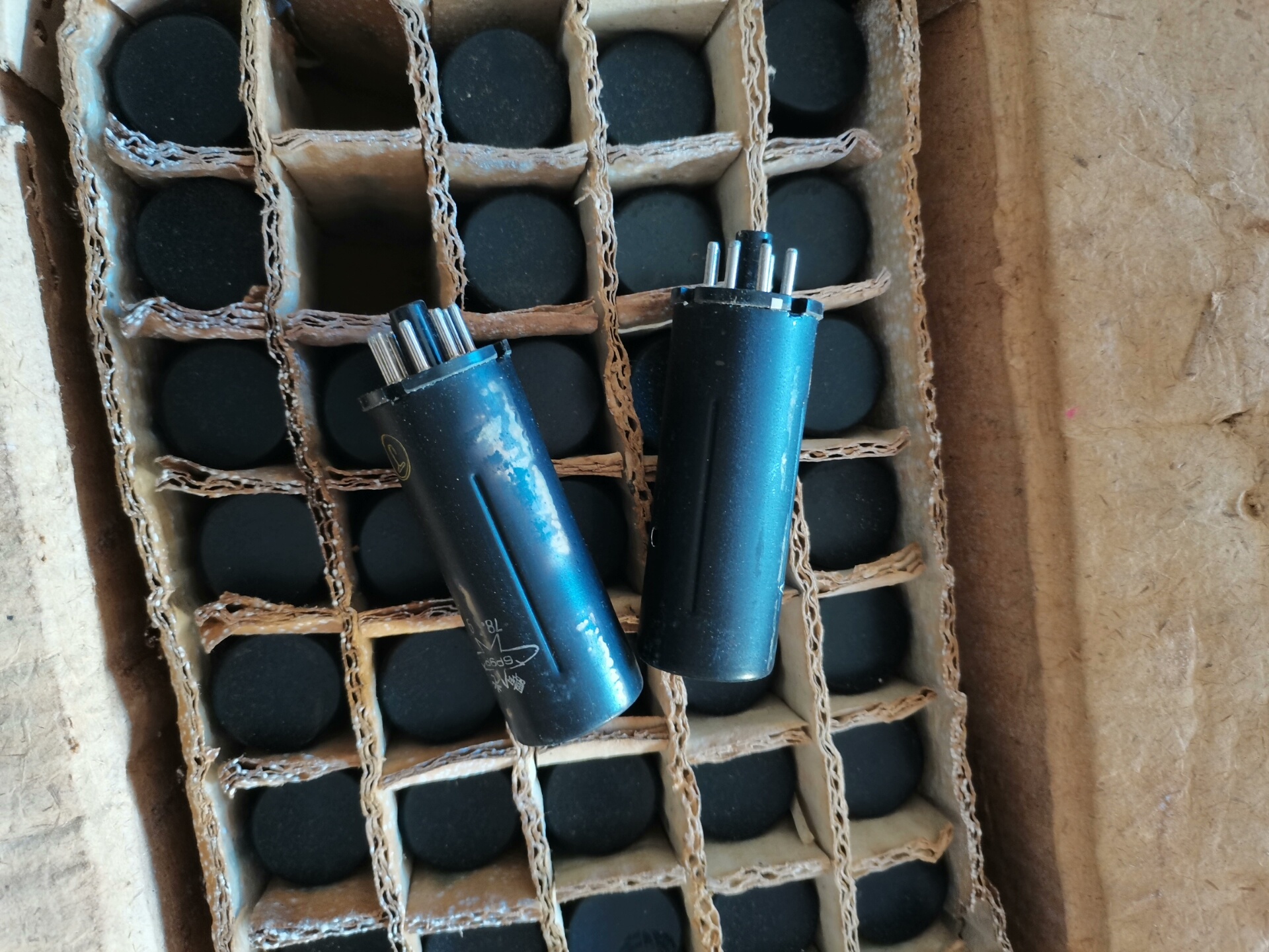 一箱全新七十年代产曙光6P9P 有掉漆，数量50