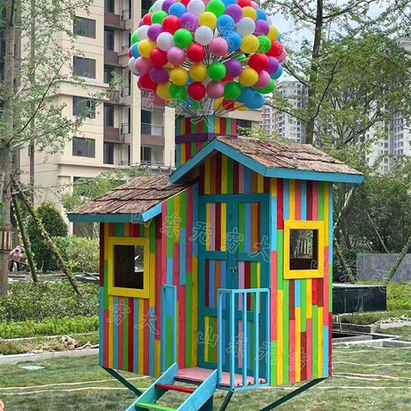 网红气球小屋拍照装置商业美陈道具圆形发光球防腐木材质木屋