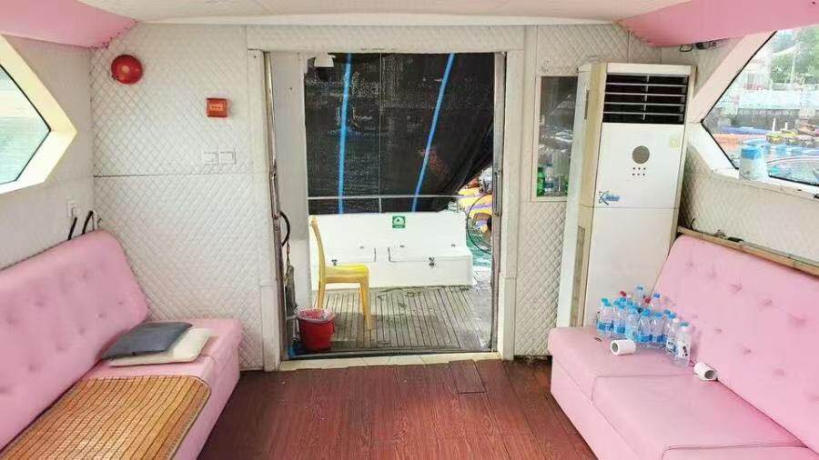 62尺三层飞桥豪华游艇康明斯302匹双机带卫生间客厅2个卧室CCS四类证件齐全