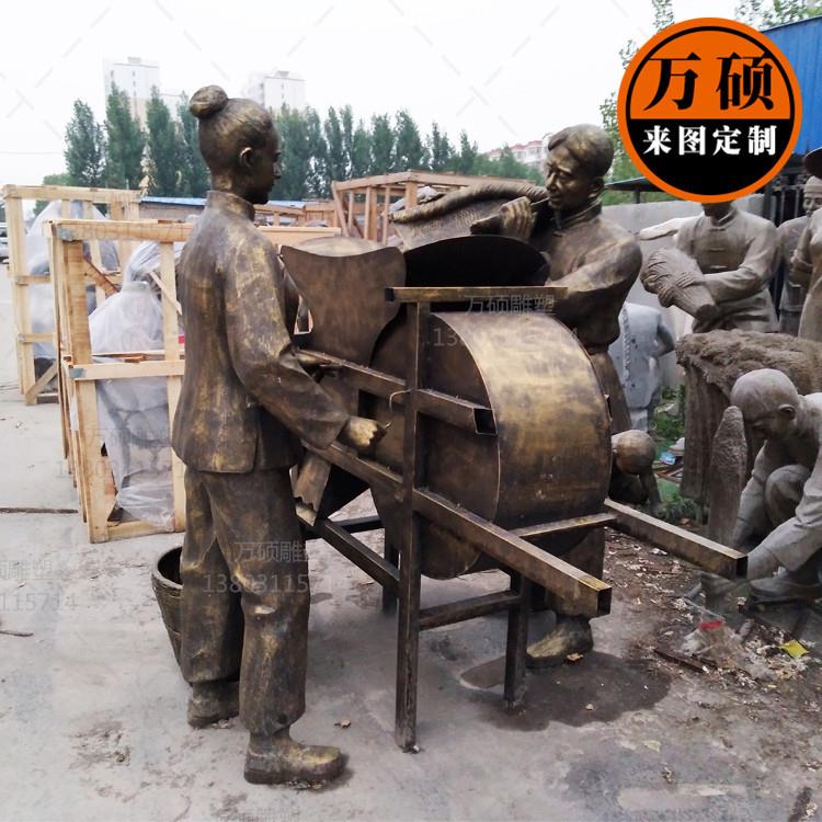 玻璃钢劳动人民人物雕塑仿铜民俗小品摆件打麦子打谷子雕塑装饰