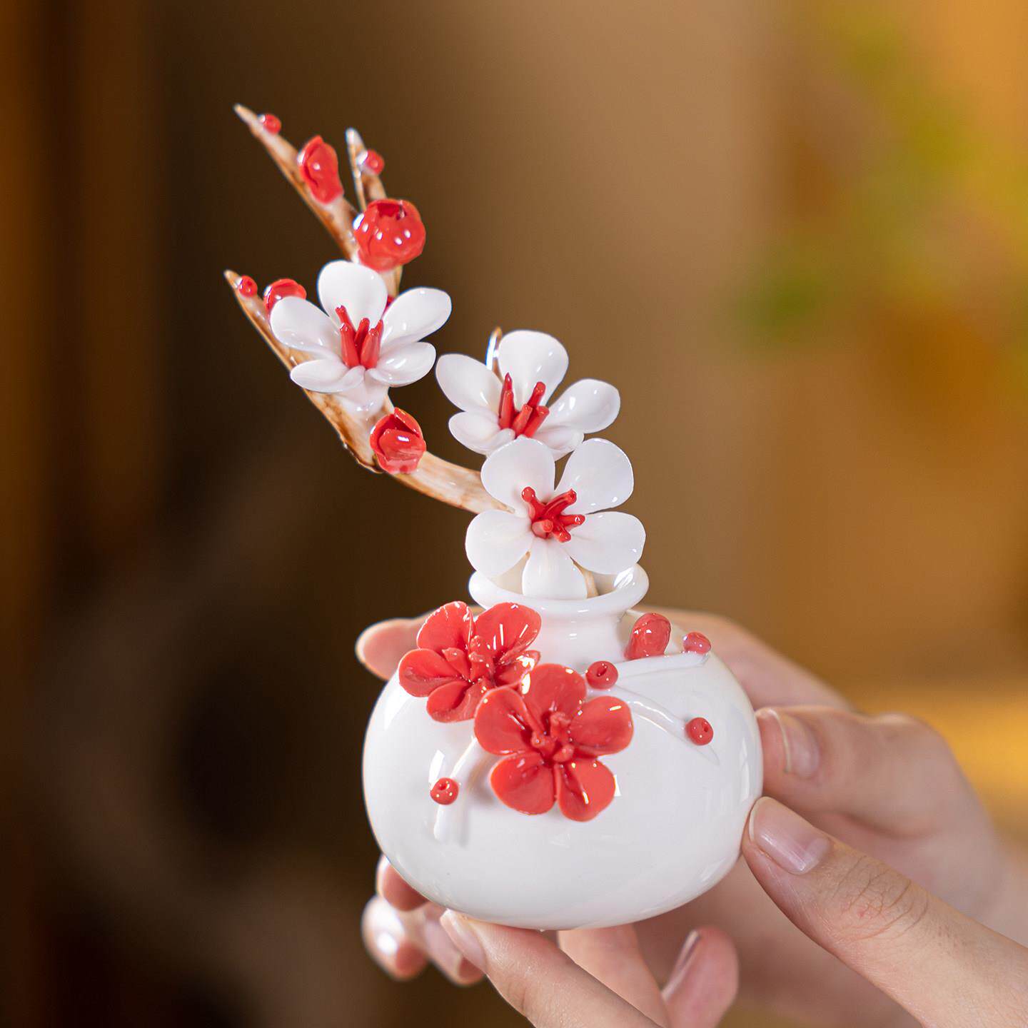 陶瓷红梅花瓶手工捏花羊脂玉瓷温润通透红色瓷花器插梅花瓷摆件瓶
