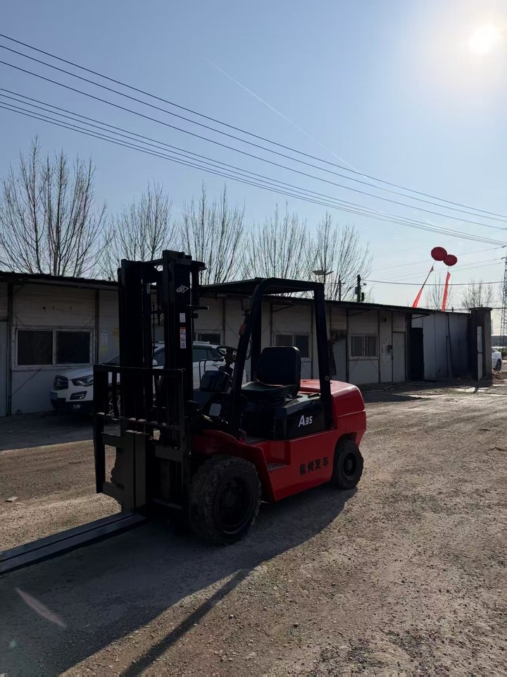 1月12日徐州(委托)资产处置杭州叉车一台,载重3.5吨,起升3米门架,正常使用网络拍卖公告