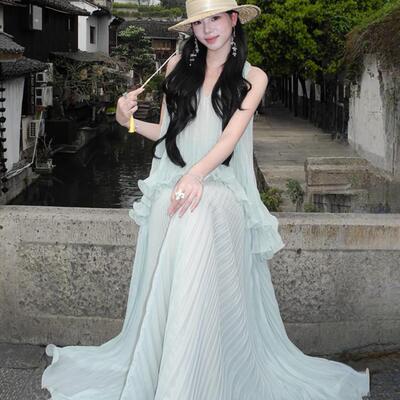 法式蓝色V领蕾丝压褶吊带洋装女夏季海边度假裙高级感百褶长裙